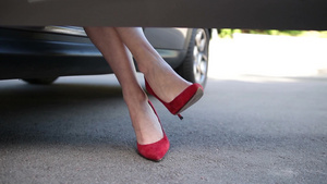 女司机穿着红色高跟鞋坐在车里腿部特写13秒视频