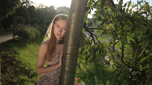 一个漂亮女人倚靠在公园的大树下陷入沉思14秒视频