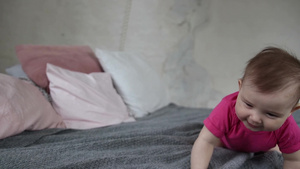 笑可爱的幼儿在床上爬行特写镜头慢动作8秒视频