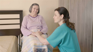 坐轮椅老的妇人和她的护理助理交谈23秒视频