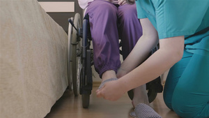 医护者照顾坐在轮椅上的老人26秒视频
