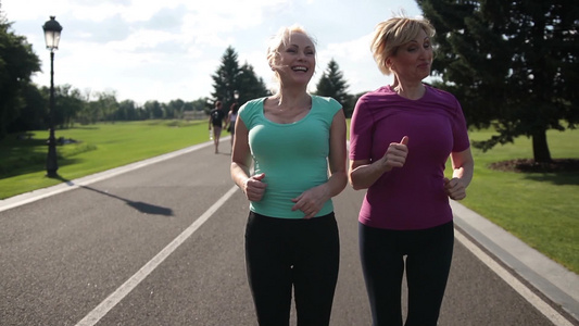 两个优雅的老年妇女在公园跑步视频