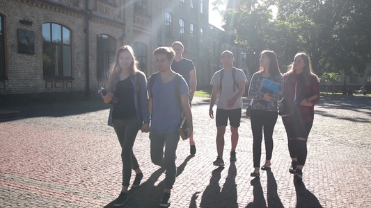 大学校园里积极的学生们准备去上课[积极态度]视频