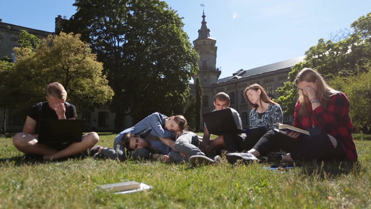 在大学校园草地上休息和准备学习考试的学生视频