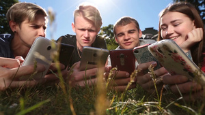 青少年朋友们聚集操作智能手机21秒视频