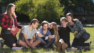 年轻人们坐在校园草坪上学习20秒视频