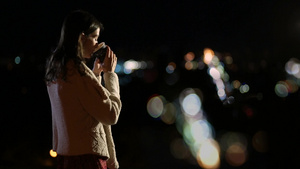 年轻女性夜景灯光中喝咖啡热饮23秒视频