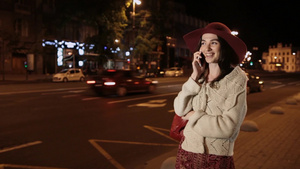 年轻女性夜晚城市街头接打电话11秒视频