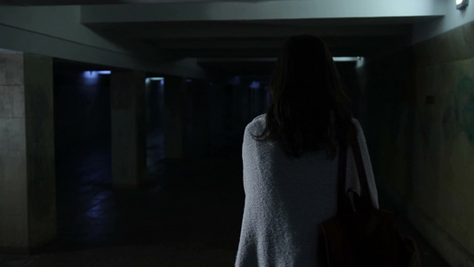 女人穿过黑暗的地下通道被一个陌生人吓到逃跑视频