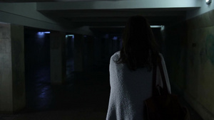 女人穿过黑暗的地下通道被一个陌生人吓到逃跑26秒视频