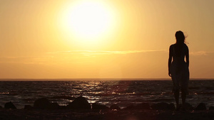 日落时站在海边的女孩25秒视频