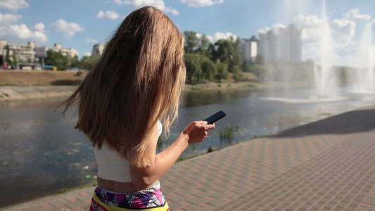 手机从女性的手中滑落在地上[品牌手机]视频