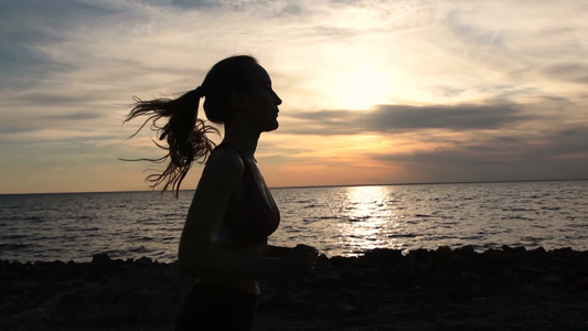 年轻女性在晚上在海边跑步[二十多岁]视频