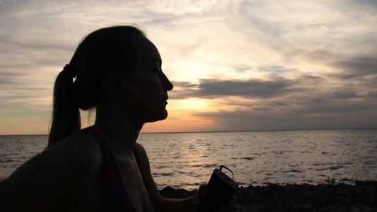 夕阳下在海边慢跑的年轻女性视频