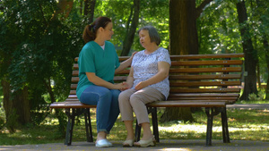 年轻的护士和妇女在公园的长凳上交谈17秒视频