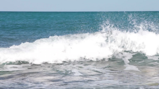 海浪拍打海岸视频