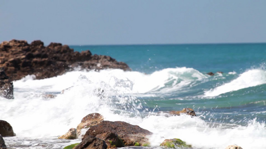 海浪拍打着海岸视频