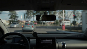 妇女驾驶汽车13秒视频