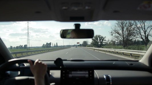 夏季郊外年轻女性司机驾驶汽车穿梭公路视频