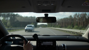 年轻的女人在笔直的高速公路上开车21秒视频