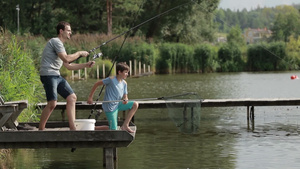 钓鱼者用旋转杆和卷轴在池塘里抓鱼23秒视频
