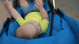 男孩躺在婴儿车上12秒视频