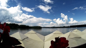河沿滩涂帐篷遮阳伞白云船舶延时32秒视频