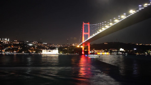 伊斯坦布尔的桥下航行的船12秒视频
