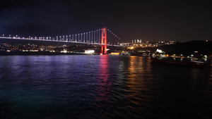 乘船舶在河面行驶远离大桥梁城市夜景12秒视频