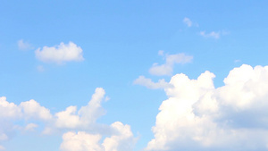 蓝天上白色的蓬松云22秒视频