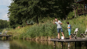 一起在湖边钓鱼的父子12秒视频
