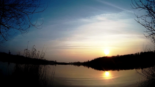 落日下波光粼粼地湖面自然景色视频