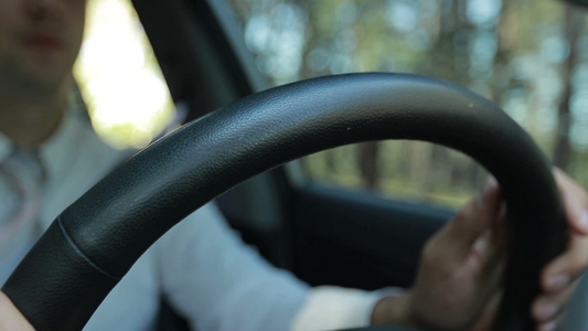 驾驶汽车男性手握方向盘的特写[挡杆]视频