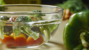 清洗西红柿和西兰花17秒视频