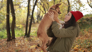  迷人的黑发女人抱着她可爱的小狗29秒视频