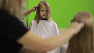 可爱的小女孩在当地美容院理发11秒视频