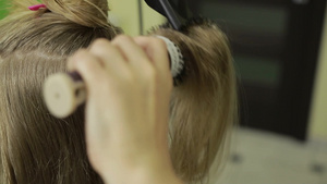 美发师在做头发造型19秒视频