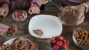 特写手在厨房里做圣诞巧克力驯鹿椒盐饼干37秒视频