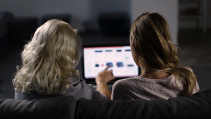 购物者妇女使用笔记本电脑在配件网站上网上购物24秒视频