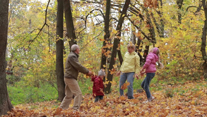  一家人在秋天的公园里扫树叶24秒视频