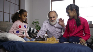 英俊的爷爷教他可爱的孙女下棋19秒视频