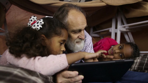 两个小混血女孩给祖父解释如何使用平板电脑14秒视频