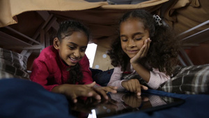 使用平板电脑的非裔美国孩子玩网络游戏16秒视频