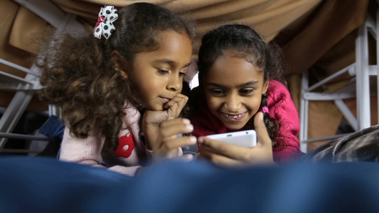 两个女孩在玩手机视频