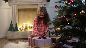 圣诞节女孩壁炉查看礼物包裹17秒视频