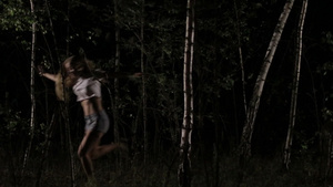 深夜年轻女性尖叫惊慌逃跑树林7秒视频