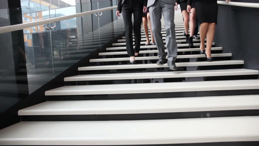 在办公楼楼梯上行走的一群商务人士视频
