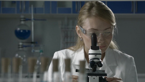 专业的女科研人员做显微镜样品分析18秒视频