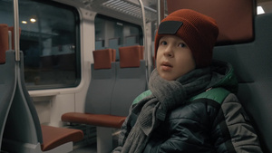 男孩静静地坐在移动的火车上10秒视频