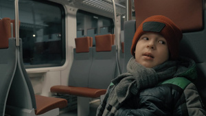 孩子在冬天晚上乘通勤火车旅行28秒视频